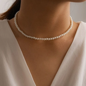 Elegantes minimalistisches weißes Perlen-Choker-Halsband für Damen mit runden Perlen