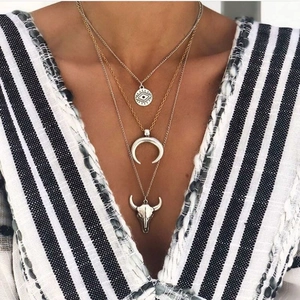 Collier Pendentif Multicouche Bohème Alliage Faux Künstliche Perle Tête Taureau Œil Mal Croissant Lune Bijoux Style Ethnique Vintage Femme