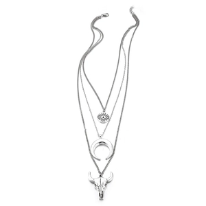 Collier bohème multicouche argenté avec pendentifs œil, croissant de lune et crâne de taureau