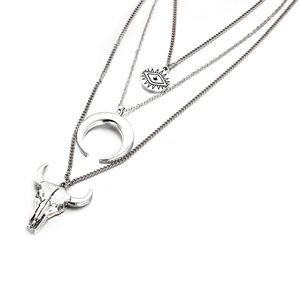Collier multicouches bohème avec pendentifs œil maléfique, croissant et crâne de bœuf