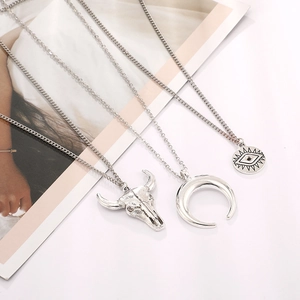 Collier bohème argenté avec pendentifs tête de taureau, croissant de lune et œil protecteur