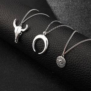 Collier multicouche en argent avec pendentifs tête de taureau, croissant de lune et œil