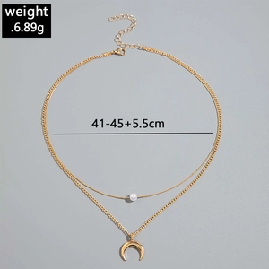 Collier doré multi-rangs avec perle blanche et croissant de lune, détails de 6,89 g et taille