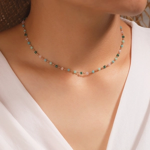 Collier chic en or rose avec perles carrées colorées aux tons menthe, rose et bleu