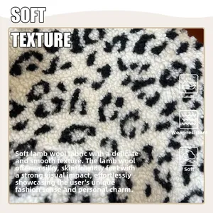 Détail macro du tissu polaire sherpa à imprimé léopard, doux et respirant pour sacs
