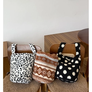 Détail de sacs fourre-tout en laine d'agneau avec motifs léopard et géométriques