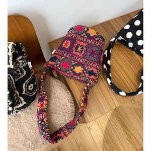 Détail de sacs cabas en laine d'agneau aux motifs ethniques et à pois vintage