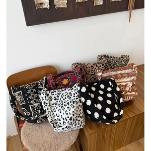 Détails des sacs fourre-tout en peluche aux motifs léopard et géométriques variés