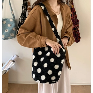 Détail du tissu en polaire à pois noirs et blancs de ce grand sac cabas d'hiver