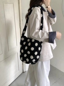 Détail du grand sac cabas en polaire avec motif à pois noirs et blancs classique