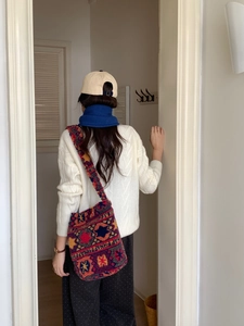 Gros plan sur un sac cabas ethnique tissé avec des motifs jacquard colorés vintage
