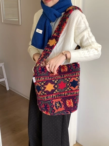 Détail du sac cabas en peluche avec des motifs ethniques colorés sur la bandoulière large