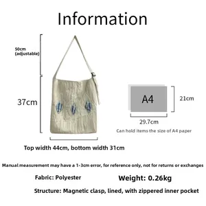 Detailed size chart for beige pleated knit tote bag with denim blue patch design
