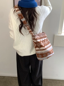 Détail du sac cabas en laine d'agneau douce avec motif ethnique et texture pelucheuse