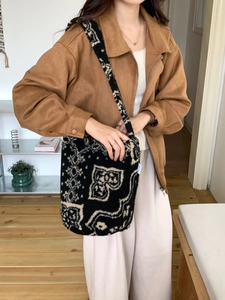 Détail du sac fourre-tout en laine d'agneau avec motif paisley et bandoulière large d'automne