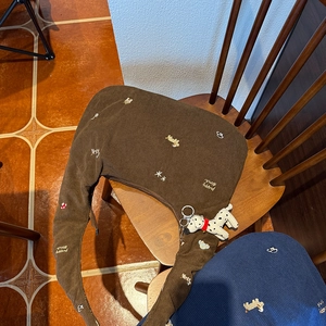 Détail du sac bandoulière en velours côtelé avec broderie chiot et porte-clés dalmatien