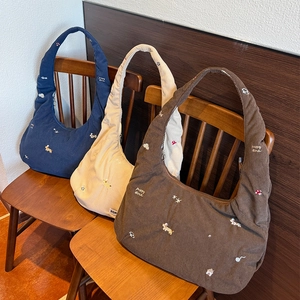 Détails de sacs à bandoulière en velours côtelé avec broderies chiot et champignon
