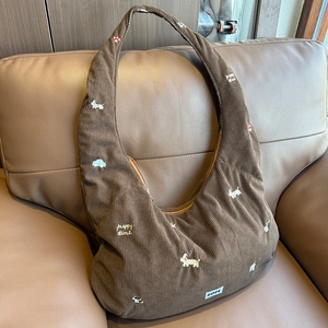Broderie détaillée de chiot et champignon sur un sac bandoulière en velours côtelé