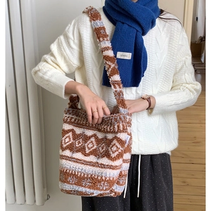Grand sac cabas en laine d'agneau avec motifs géométriques marron et bleu