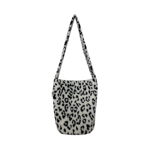 Grand sac fourre-tout en fausse fourrure motif léopard noir et blanc avec bandoulière