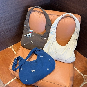Trois sacs bandoulière en velours côtelé avec broderie chiot en café, blanc et bleu