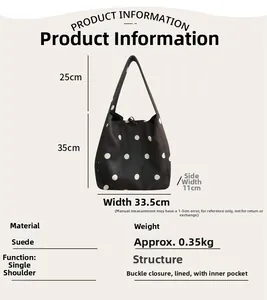 Detaillierte Größenangaben für die schwarze Polka-Dot-Wildledertasche mit Hornschnalle