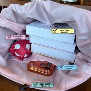 Innendetails der rosa gepunkteten Wildledertasche mit Hornschnalle und großem Fach