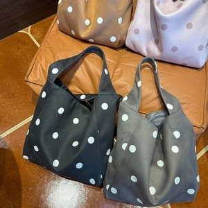 Detailansicht von vier farbenfrohen gepunkteten Wildleder-Tote-Bags für den Alltag