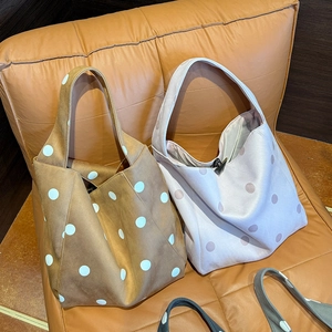 Detail der Polka-Dot-Wildledertaschen mit weicher Textur und großem Volumen