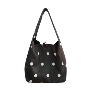 Shopper-Tasche aus Wildlederimitat mit großen Punkten und Knebelverschluss für Damen