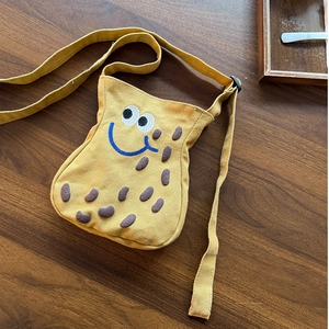 Graziosa borsa a tracolla in tela gialla a forma di arachide con tracolla regolabile
