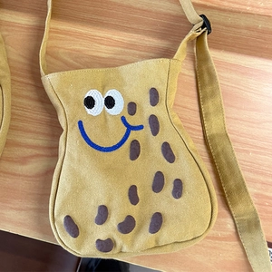 Simpatica borsa a tracolla in tela a forma di arachide con viso a cartone animato