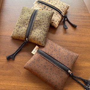 Drie opbergzakjes met luipaardprint in beige, groen en bruin met rits en kwastjes