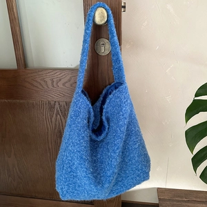 Dettaglio borsa shopper in peluche blu con morbida ecopelliccia e ampia tracolla comoda