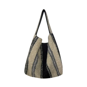 Borsa tote invernale in ecopelliccia con eleganti strisce verticali nere e grigie