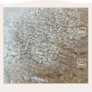 Gros plan sur la texture douce en laine d'agneau beige pour grand sac cabas porté épaule
