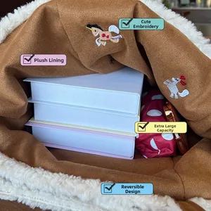 Détail de l'intérieur du sac en peluche avec broderie animale et grande capacité