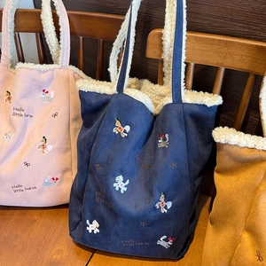 Vue détaillée des sacs cabas en peluche avec bordure en laine et broderie cartoon