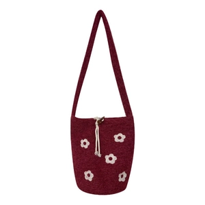 Bolso tipo cubo de fieltro burdeos con bordado floral y cierre de botón de madera