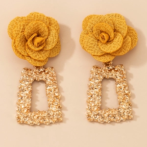 Boucles d'oreilles fleur jaune vintage avec cadre évidé en métal doré martelé