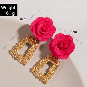 Détail de boucles d'oreilles rose 3D vintage, cadres dorés, poids 16,1g et hauteur 5,8cm