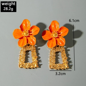 Détail de boucles d'oreilles fleurs en émail orange avec dimensions 6,1x3,2 cm et poids 28,2g
