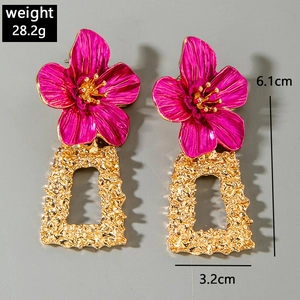 Détail de boucles d'oreilles fleurs en émail rose avec cadre doré et dimensions