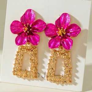 Détails des boucles d'oreilles fleurs rose fuchsia avec pendentifs dorés à texture de lave
