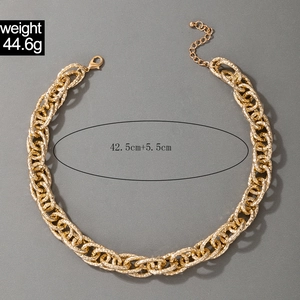 Detailansicht der goldfarbenen Gliederkette mit strukturierter Oberfläche und Karabiner