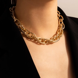 Grobe goldene Gliederkette mit Hammerschlag-Struktur getragen auf schwarzem Blazer