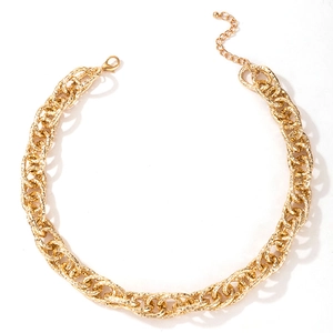 Detailansicht einer goldenen Gliederkette mit Strukturmustern und Karabinerverschluss
