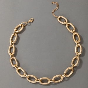 Detail einer klobigen goldenen Gliederkette mit Karabinerverschluss und Verlängerung