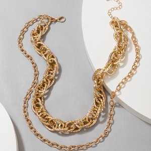 Detail der mehrlagigen goldenen Gliederkette mit Hammerschlag-Textur und dünnerer Kette