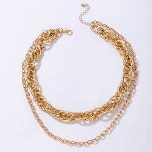 Detail einer zweilagigen Goldkette mit gehämmerter Textur und sicherem Karabinerverschluss